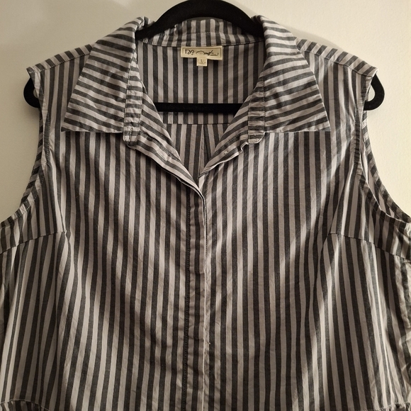 DG2 Diane Gilman Women's Black and Geay Striped Sleeveless Shirt - Picture 2 of 6